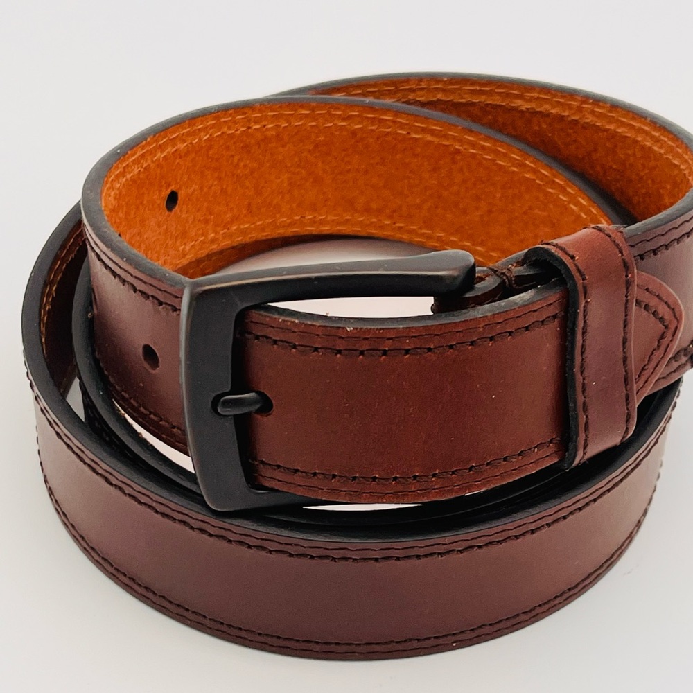 Levi’s Men's Brown Leather Belt with dark silver tone buckle EUC size 42